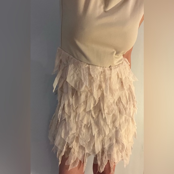 Jouvana London beige feathered dress (8) - Picture 6 of 16